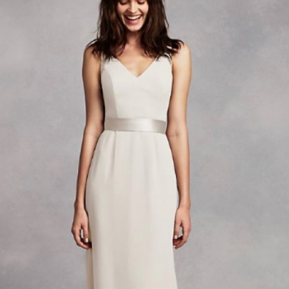 Vera Wang White ivory Long V Neck Crepe Gown bridesmaid or wedding dress size 6